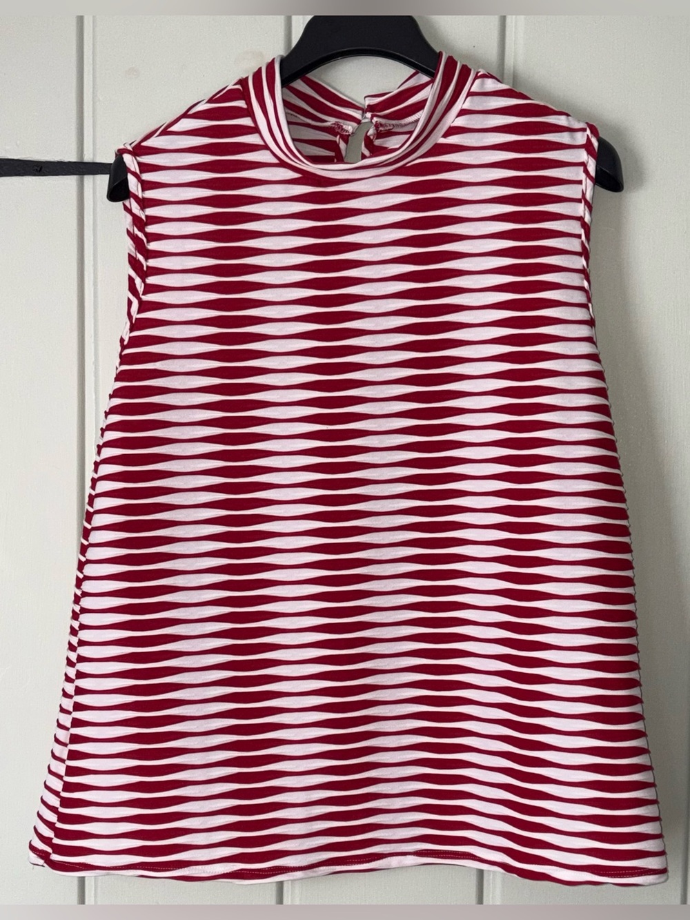 Women’s Sleeveless Red & White Wave-Stripe Mock Neck Top size 2X